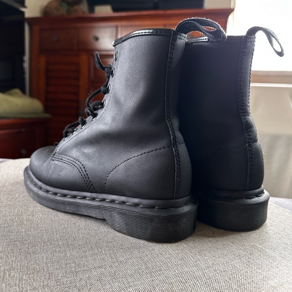 Dr Martens Boots Womens Size 6 Us 1460 Slip Resistant Black Ankle - Picture 3 of 7
